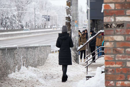 Ukraine Dnipro 27.12.2021 - City dwellers in winter on the street in a sleeping area In the morning they go to the robot, winter in the cityのeditorial素材