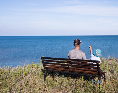 Father and child looking at the seaの写真素材
