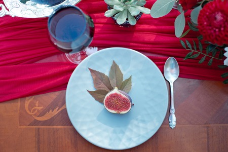 Fresh halved fig appetizer with red wineの写真素材