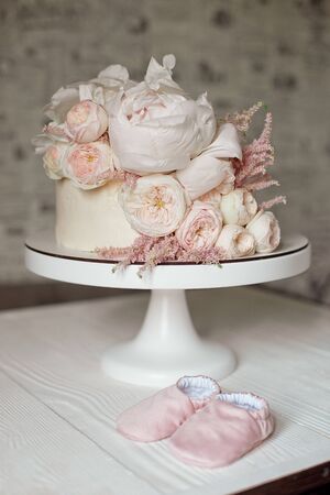 Decorated with fresh flowers, white naked cake, a stylish cake for weddings, birthdays and events.の写真素材