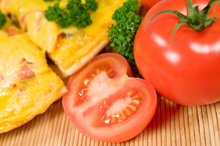 vegetarian pizza with tomatoes and parsley close up

の写真素材