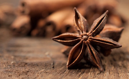 star anise on a wooden background with cinnamon sticks
の写真素材