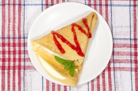 pancake with cream cheese and strawberry jam
の写真素材