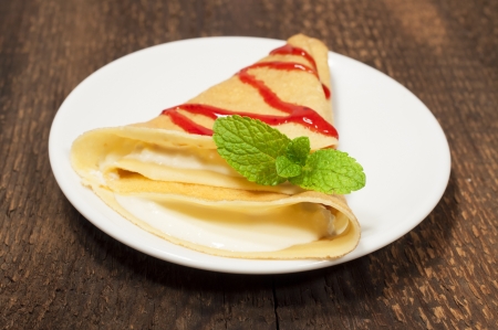 pancake with cream cheese and strawberry jam on a wooden texture
の写真素材