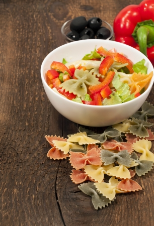 farfalle with peppers, lettuce and black olives
の写真素材