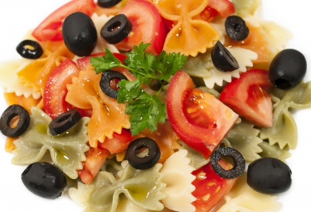 colored farfalle with tomatoes and olives close-up
の写真素材