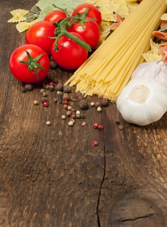 pasta , tomatoes and garlic on a wooden background
の写真素材