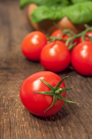 cherry tomatoes on a wooden background
の写真素材