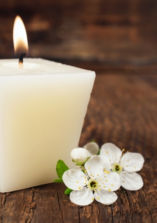 aromatic candle with cherry blossom on a wooden background
の写真素材