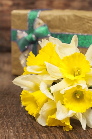 still life with a bouquet of daffodils and gift box
の写真素材