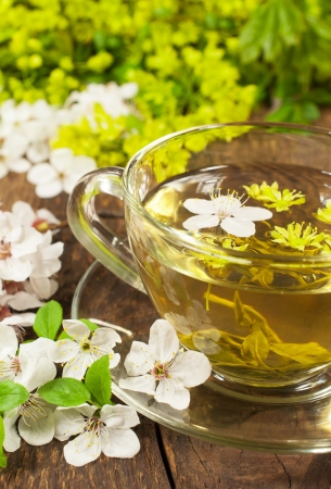 Herbal tea with cherry flowers on a wooden background
の写真素材