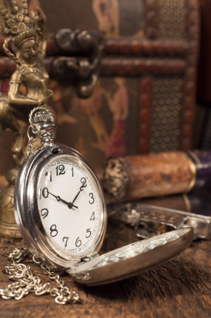 still life with vintage pocket watch
の写真素材