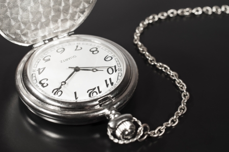 pocket watch and chain on a black background

の写真素材