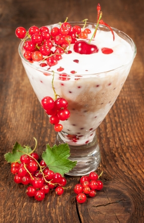 currant dessert with fresh berries on the wooden backgroundの写真素材