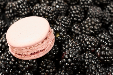 background with ripe blackberry and macaroon close-upの写真素材
