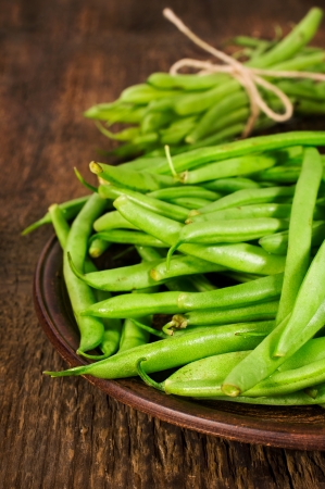 green beans on a clay plate close-upの写真素材