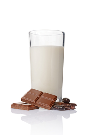 Close-up pieces of chocolate bar with cocoa beans and glass of milk isolated on white background
の写真素材