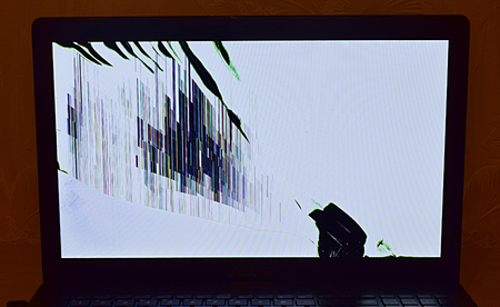 Functioning broken LCD screen of a laptop.の写真素材