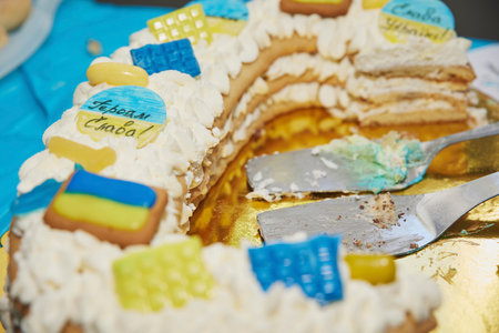 Cake with the slogan Glory to Ukraine and the flag of the country