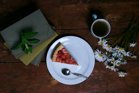 Strawberry cheesecake close-up on a plate. the concept of comfort and home atmosphere. photos for social networks and a personal culinary blog.advertising of a home confectionery. top viewの写真素材
