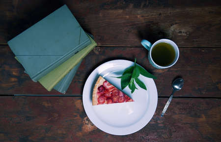 Strawberry cheesecake close-up on a plate. the concept of comfort and home atmosphere. photos for social networks and a personal culinary blog.advertising of a home confectionery.の写真素材