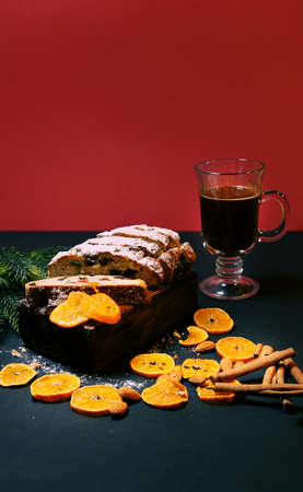 Sprinkle Christmas gingerbread with icing sugar. decorated with nuts, cinnamon and candied fruits on a festive table, copy space, top view. Christmas traditional dessert. Selective focusの写真素材