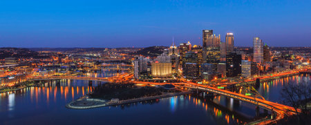 Panoramic View of Downtown of Pittsburg at night from Mount Washington. Pennsilvania. USAのeditorial素材