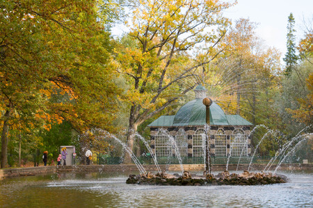 Russia, St. Petersburg, city of Petrodvorets, October 10, 2015. Fountain of the sun in the park of Peterhofのeditorial素材