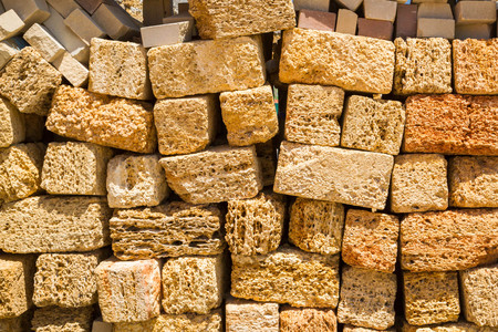 Natural material for the construction of coquina