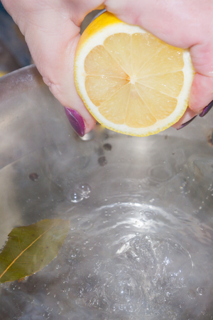 Add lemon juice to the hot brineの写真素材