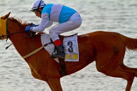 Photo pour SANLUCAR DE BARRAMEDA, CADIZ, SPAIN - AUGUST 11: Unidentified rider race horses on Sanlucar de Barrameda beach on August 11, 2011 in Sanlucar de Barrameda, Cadiz, Spain. - image libre de droit