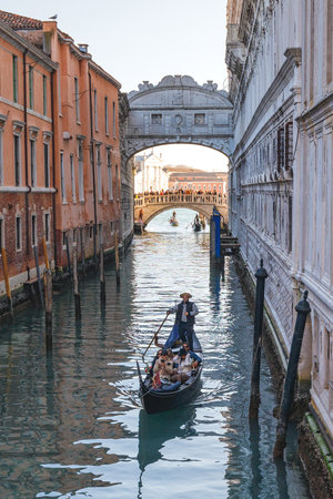 VENICE, ITALY - MARCH 4, 2023: Gondola with passengers at the Bridge of Sighs.のeditorial素材