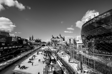 OTTAWA, ONTARIO / CANADA - JANUARY 28  2018: PEOPLE SKATING IN DOWNTOWN OF OTTAWA.のeditorial素材