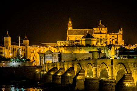 CORDOBA, ANDALUSIA / SPAIN - OCTOBER 14 2017: NIGHT VIEW ON OLD ROMAN BRIDGEのeditorial素材