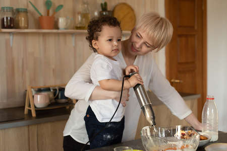 the Happy mother and son prepare to eatの写真素材