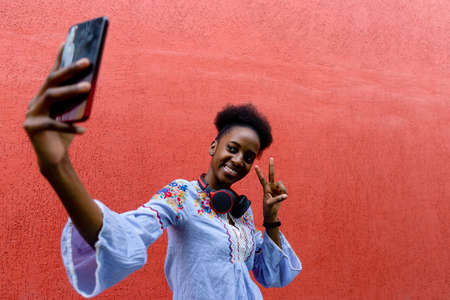 the Happy African American takes a selfie, close-upの写真素材