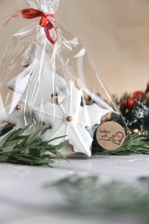 This stock photo shows a Christmas-themed gingerbread cookie set with rosemary decoration.の写真素材
