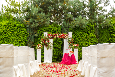 Decorations for the wedding ceremony of red and white roses.の写真素材