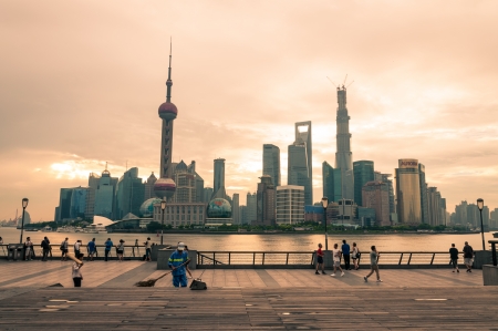 Photographers are out early to take photos of the Shanghai skyline のeditorial素材