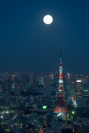 The cityscape of Tokyo at night, beneath a full moon.のeditorial素材