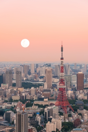 Tokyo Tower at dusk with the moon rising.のeditorial素材