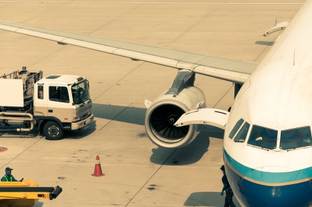 A plane waits at the gate for passengers to board のeditorial素材