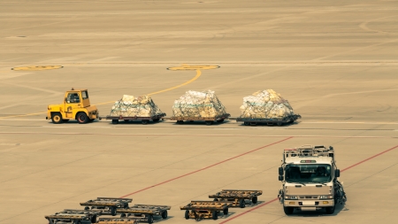 A baggage carrier hauling luggage to the terminal のeditorial素材