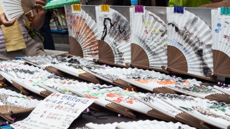 A street vendor in Insadong, Seoul, sells hand painted folding fans.のeditorial素材