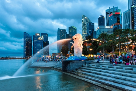The Merlion fountain lit up at night in Singapore のeditorial素材