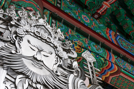 A statue looks out from the entrance of Jogyesa Temple in Seoul, South Korea.のeditorial素材