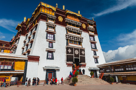 Potala Palace is one of the most holy sites in all of Tibet for Tibetan buddhists, and is the seat of the Dalai Lama.のeditorial素材