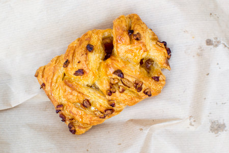 bun outside on the bench taken during the dayの写真素材
