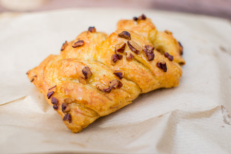 bun outside on the bench taken during the dayの写真素材