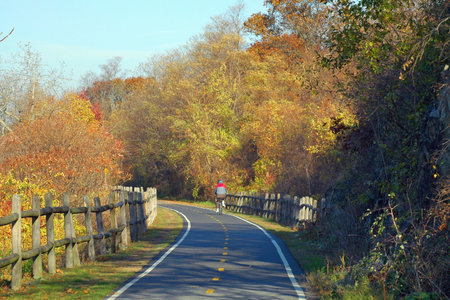 Cyclist on the East Bay Bike Path in Bristol, RIの写真素材